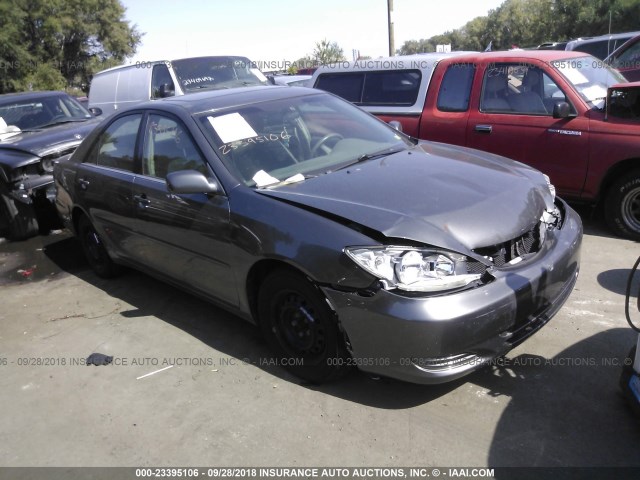 4T1BE32K82U614585 - 2002 TOYOTA CAMRY LE/XLE/SE Күміс фото 1