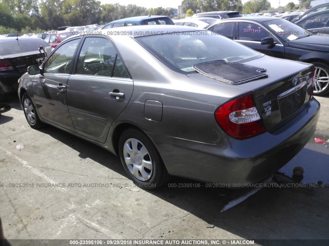 4T1BE32K82U614585 - 2002 TOYOTA CAMRY LE/XLE/SE Күміс фото 3