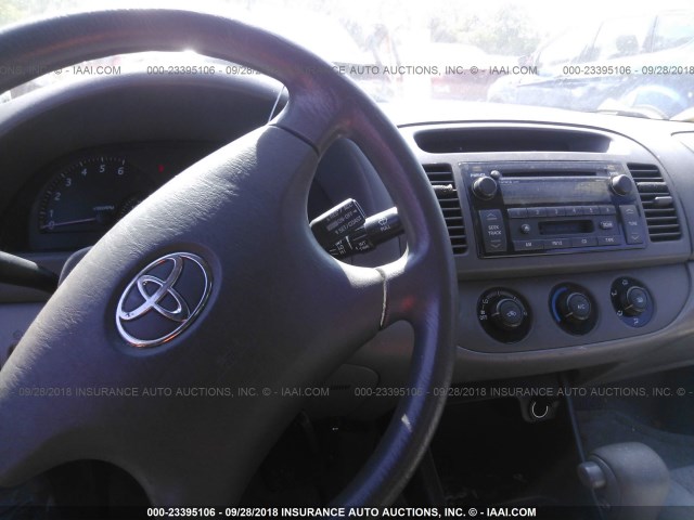 4T1BE32K82U614585 - 2002 TOYOTA CAMRY LE/XLE/SE Күміс фото 5