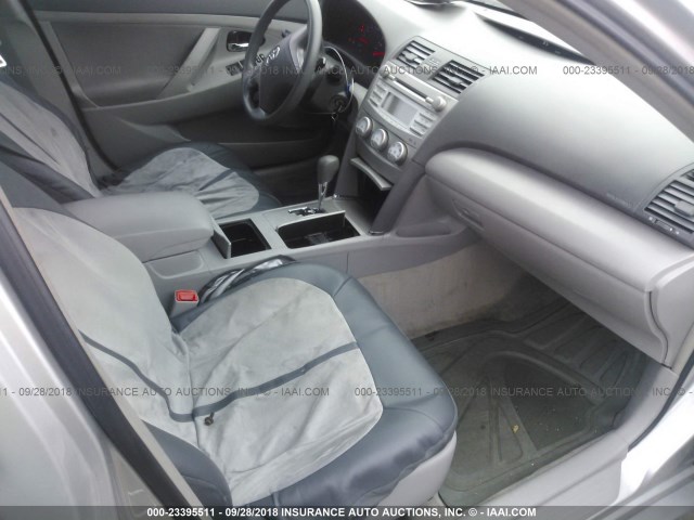 4T1BF3EK0AU038157 - 2010 TOYOTA CAMRY SE/LE/XLE 银色 照片 5
