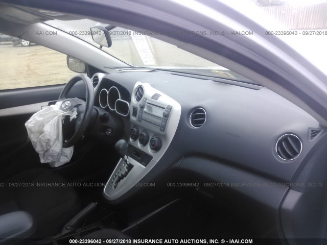 2T1KU4EE4AC302701 - 2010 TOYOTA COROLLA MATRIX  SILVER photo 5
