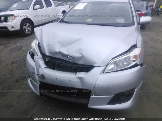2T1KU4EE4AC302701 - 2010 TOYOTA COROLLA MATRIX  SILVER photo 6