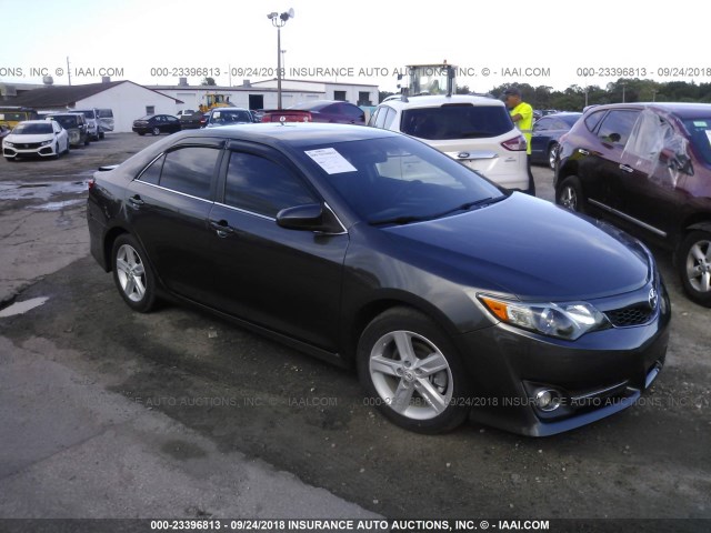 4T1BF1FK3CU154801 - 2012 TOYOTA CAMRY SE/LE/XLE ნაცრისფერი ფოტო 1