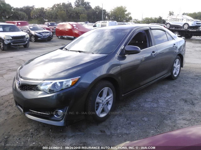 4T1BF1FK3CU154801 - 2012 TOYOTA CAMRY SE/LE/XLE ნაცრისფერი ფოტო 2