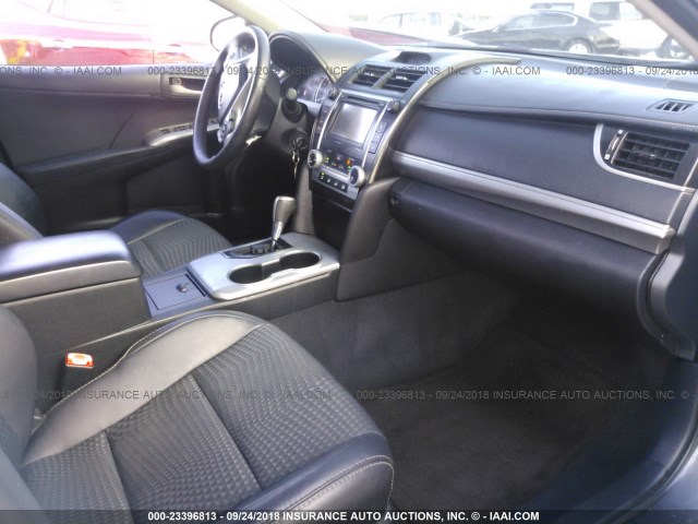 4T1BF1FK3CU154801 - 2012 TOYOTA CAMRY SE/LE/XLE ნაცრისფერი ფოტო 5