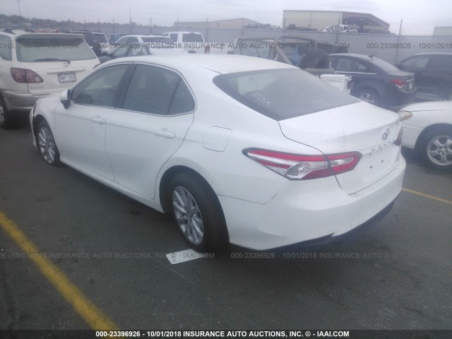 4T1B11HK2JU012481 - 2018 TOYOTA CAMRY L/LE/XLE/SE/XSE WHITE photo 3