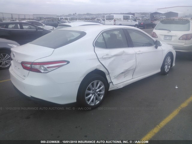 4T1B11HK2JU012481 - 2018 TOYOTA CAMRY L/LE/XLE/SE/XSE WHITE photo 4