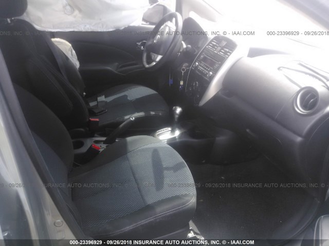 3N1CE2CP5FL387629 - 2015 NISSAN VERSA NOTE S/S PLUS/SV/SL/SR GRAY photo 5