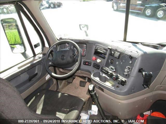 1FUJGLDR0BLAY1945 - 2011 FREIGHTLINER CASCADIA 125  Unknown photo 5