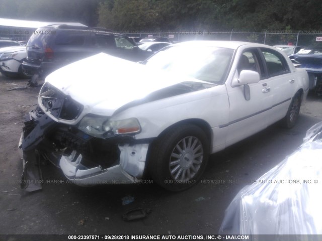 1LNHM81W93Y608674 - 2003 LINCOLN TOWN CAR EXECUTIVE Weiß Foto 2