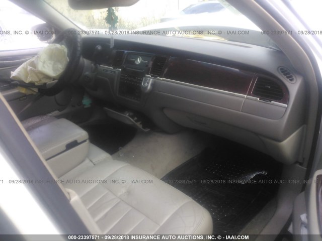 1LNHM81W93Y608674 - 2003 LINCOLN TOWN CAR EXECUTIVE Weiß Foto 5