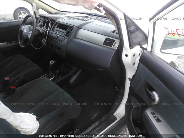 3N1BC1CP6BL384518 - 2011 NISSAN VERSA S/SL WHITE photo 5