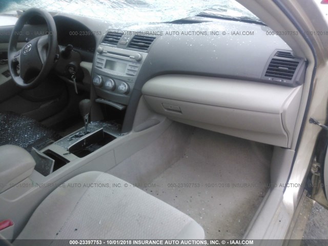 4T1BF3EK6BU177033 - 2011 TOYOTA CAMRY SE/LE/XLE 金色 照片 5