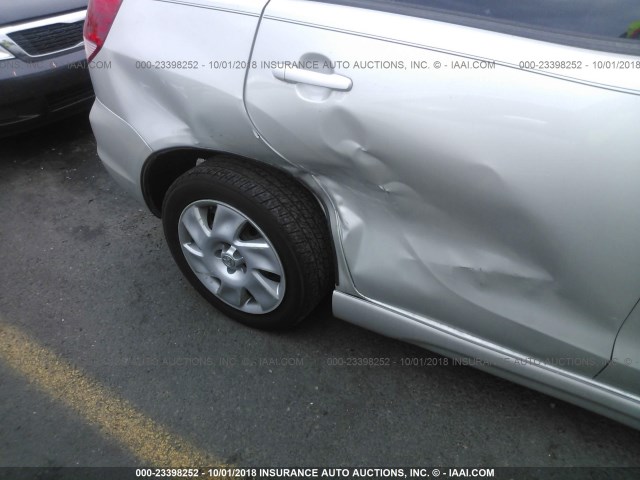 2T1KR32E04C198857 - 2004 TOYOTA COROLLA MATRIX XR SILVER photo 6