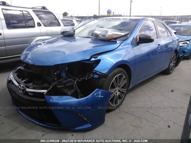 4T1BF1FK5GU511546 - 2016 TOYOTA CAMRY LE/XLE/SE/XSE BLUE photo 2