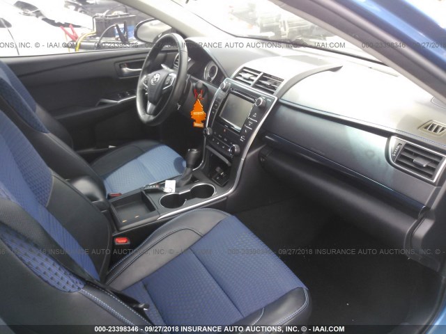 4T1BF1FK5GU511546 - 2016 TOYOTA CAMRY LE/XLE/SE/XSE BLUE photo 5