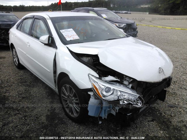 4T4BF1FK5FR457900 - 2015 TOYOTA CAMRY LE/XLE/SE/XSE WHITE photo 1