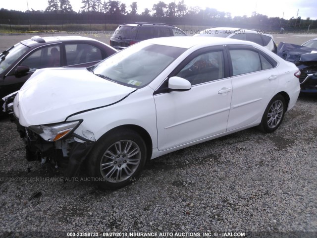 4T4BF1FK5FR457900 - 2015 TOYOTA CAMRY LE/XLE/SE/XSE WHITE photo 2