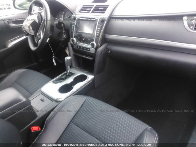 4T1BF1FK6EU764081 - 2014 TOYOTA CAMRY L/SE/LE/XLE Qara foto 5