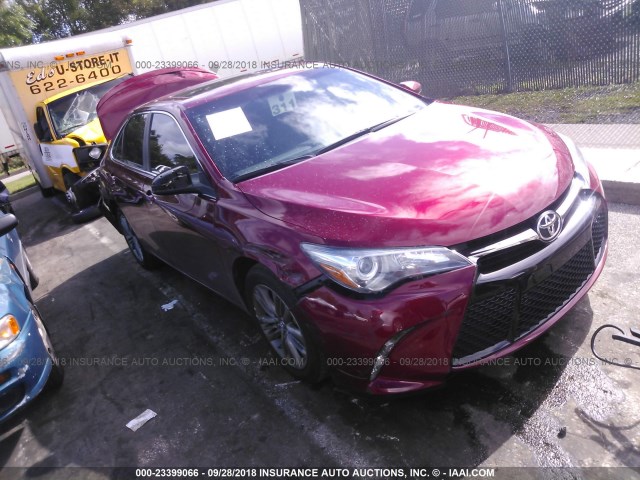 4T1BF1FK0HU708433 - 2017 TOYOTA CAMRY LE/XLE/SE/XSE MAROON photo 1
