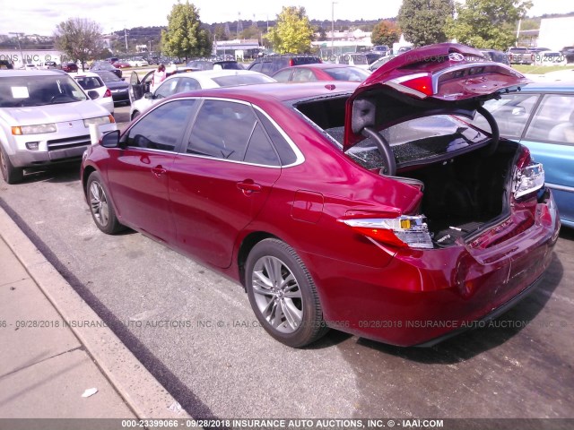 4T1BF1FK0HU708433 - 2017 TOYOTA CAMRY LE/XLE/SE/XSE MAROON photo 3