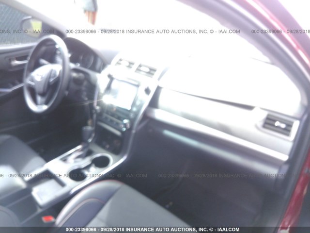 4T1BF1FK0HU708433 - 2017 TOYOTA CAMRY LE/XLE/SE/XSE MAROON photo 5