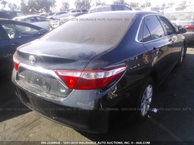 4T1BF1FK0HU367437 - 2017 TOYOTA CAMRY LE/XLE/SE/XSE 深蓝色 照片 4
