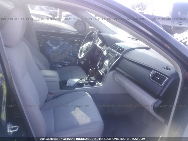 4T1BF1FK0HU367437 - 2017 TOYOTA CAMRY LE/XLE/SE/XSE 深蓝色 照片 5