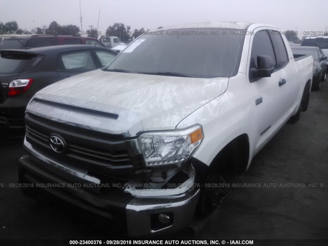 5TFRY5F13FX190552 - 2015 TOYOTA TUNDRA DOUBLE CAB SR/SR5 WHITE photo 2