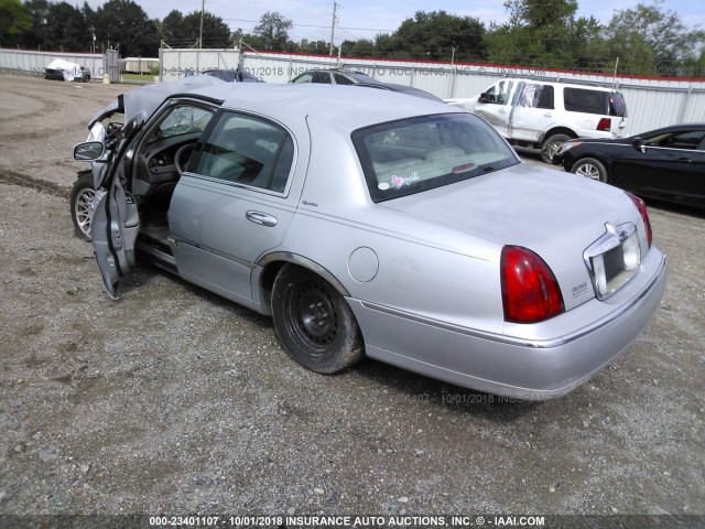 1LNHM82W8YY913895 - 2000 LINCOLN TOWN CAR SIGNATURE SILVER photo 3