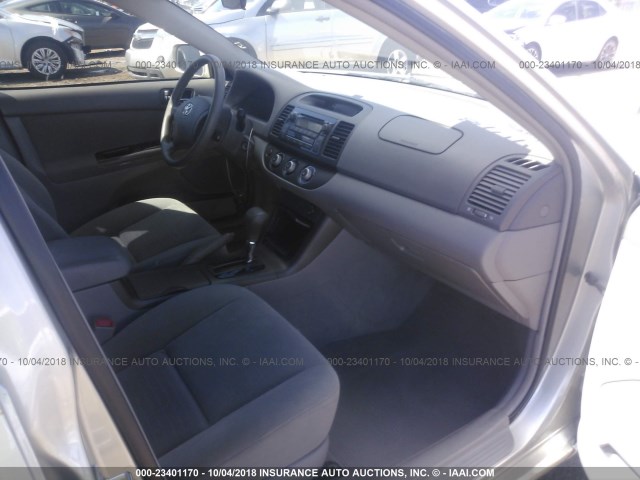 4T1BE32K15U941527 - 2005 TOYOTA CAMRY LE/XLE/SE Күміс фото 5