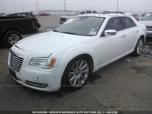 2C3CCAET8DH559850 - 2013 CHRYSLER 300C WHITE photo 2