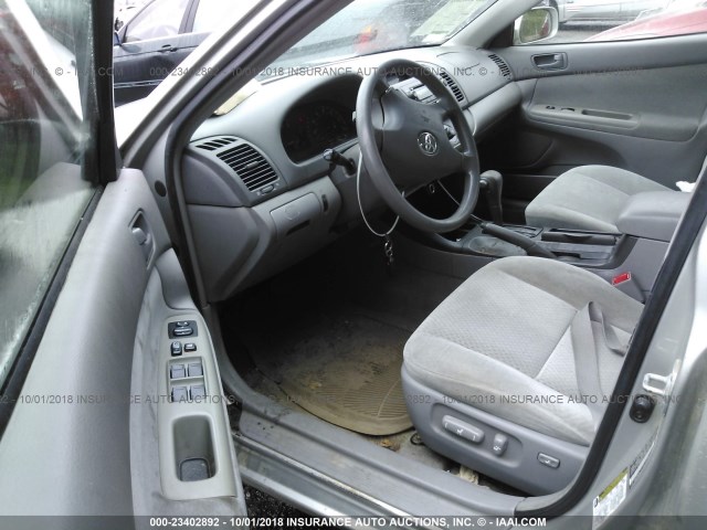 4T1BE32K24U826143 - 2004 TOYOTA CAMRY LE/XLE/SE SILVER photo 5