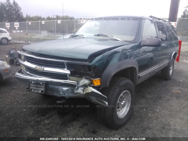 1GNGK26N9SJ420318 - 1995 CHEVROLET SUBURBAN K2500 GREEN photo 2