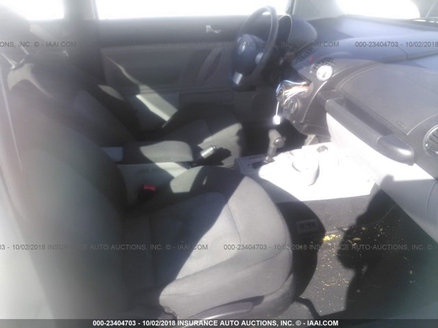 3VWBK31C65M404791 - 2005 VOLKSWAGEN NEW BEETLE GL 白色 照片 5
