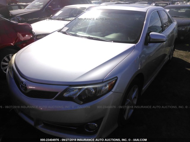 4T1BF1FK4DU673972 - 2013 TOYOTA CAMRY L/SE/LE/XLE Gümüş foto 2