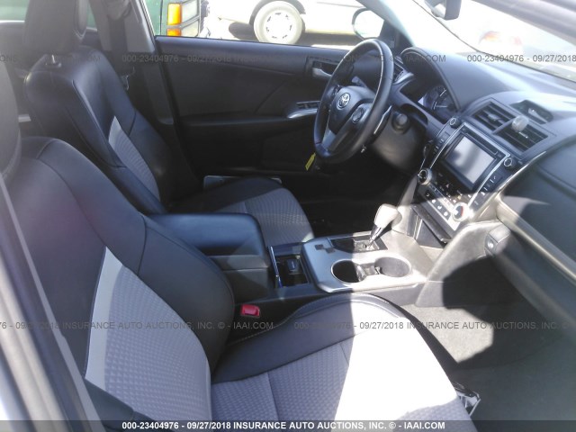 4T1BF1FK4DU673972 - 2013 TOYOTA CAMRY L/SE/LE/XLE Gümüş foto 5