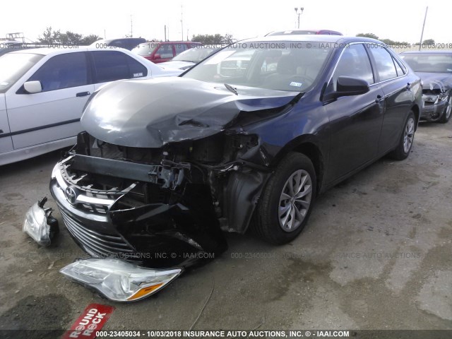4T1BF1FK8FU043472 - 2015 TOYOTA CAMRY LE/XLE/SE/XSE BLACK photo 2