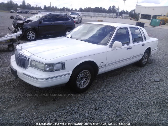 1LNLM82W3SY725903 - 1995 LINCOLN TOWN CAR SIGNATURE/SPINNAKER WHITE photo 2