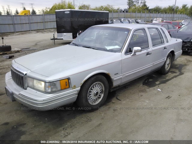 1LNLM81W0NY741823 - 1992 LINCOLN TOWN CAR EXECUTIVE Silber Foto 2