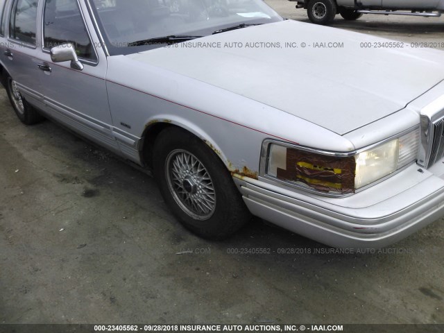 1LNLM81W0NY741823 - 1992 LINCOLN TOWN CAR EXECUTIVE Silber Foto 6