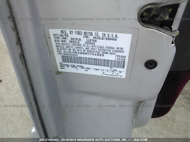 1LNLM81W0NY741823 - 1992 LINCOLN TOWN CAR EXECUTIVE Silber Foto 9