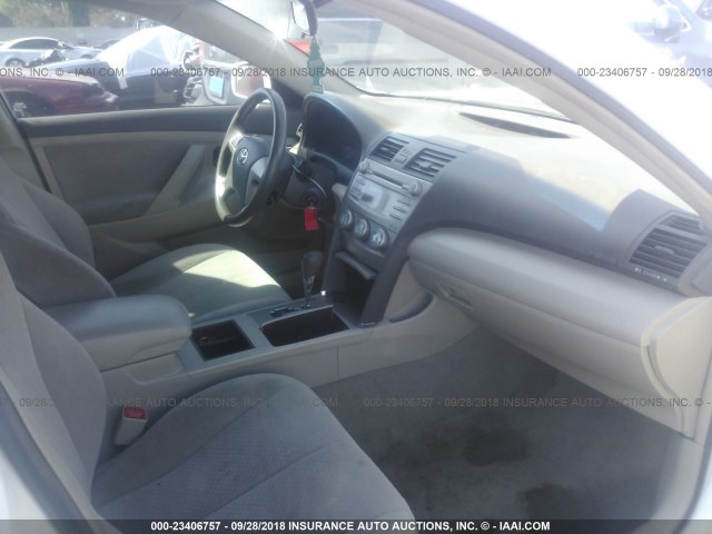 4T1BE46K09U812930 - 2009 TOYOTA CAMRY SE/LE/XLE თეთრი ფოტო 5