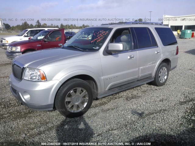 5LMFU27R24LJ16926 - 2004 LINCOLN NAVIGATOR Srebrny zdjęcie 2