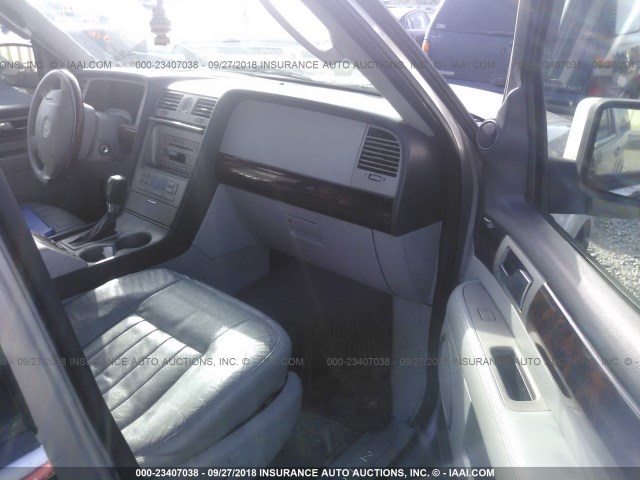 5LMFU27R24LJ16926 - 2004 LINCOLN NAVIGATOR Srebrny zdjęcie 5
