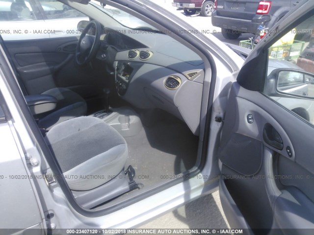 1FAFP34373W119750 - 2003 FORD FOCUS SE COMFORT/SE SPORT SILVER photo 5