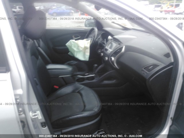 KM8JUCACXBU185586 - 2011 HYUNDAI TUCSON GLS/LIMITED 银色 照片 5