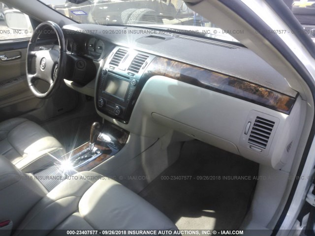 1G6KH5E63BU123947 - 2011 CADILLAC DTS PREMIUM COLLECTION WHITE photo 5