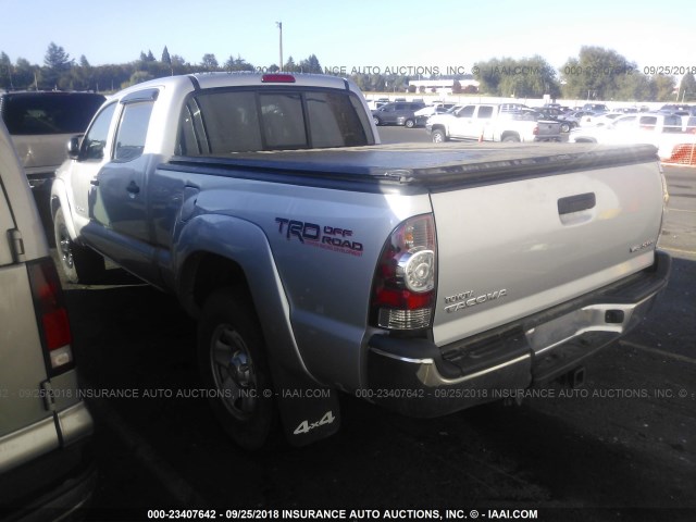 3TMMU4FN0DM058922 - 2013 TOYOTA TACOMA DOUBLE CAB LONG BED SILVER photo 3