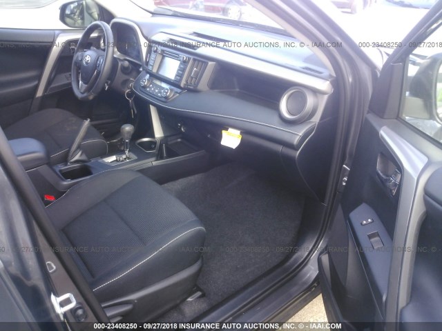 2T3RFREV8JW790207 - 2018 TOYOTA RAV4 ADVENTURE/XLE 灰色 照片 5